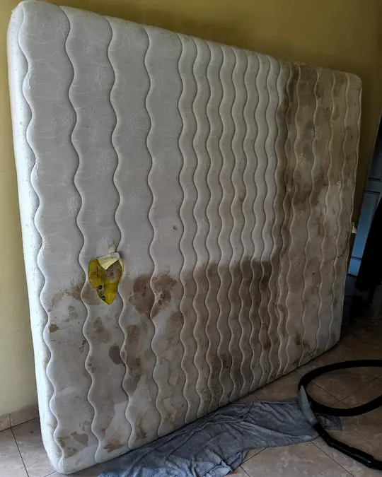 Kasur queen sebelum dicuci oleh Indeep Cleaning